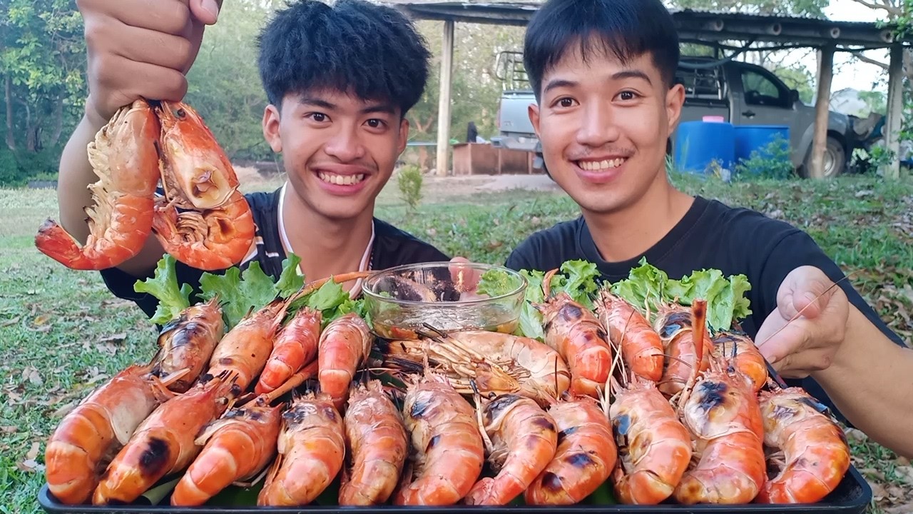 กุ้งเผาตัวใหญ่ๆ หัวมันเยอะๆเยิ้มๆ จิ้มกับซีฟู้ดสุดแซ่บ.