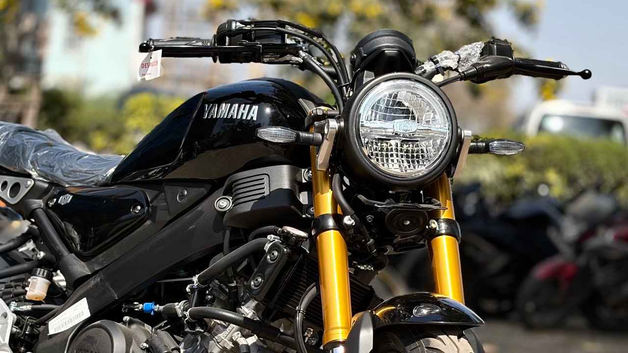 Yamaha XSR 155 Metallic Black : Detailed Walkaround Review | On-Road Price 