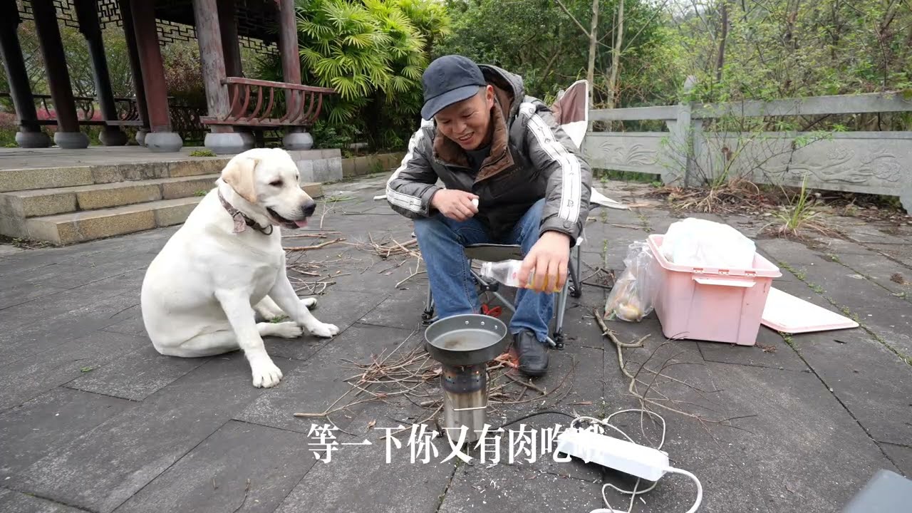 一個人野外露營，用柴火爐燒烤牛肉，味道太好了