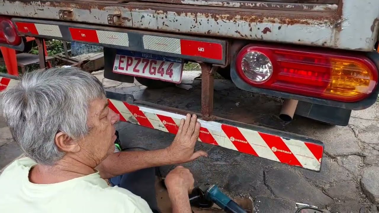 Fazendo ajuste no parachoque do caminhão HR pra passar na vistoria 😏🤭👍
