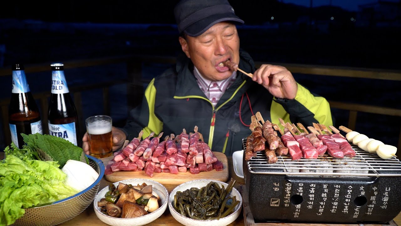 🍺Шашлык из баранины на гриле и пиво на мини-мангале - шоу еды Mukbang.