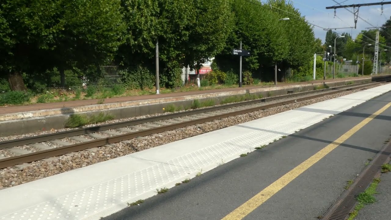 passage de train sans arr&ecirc;t [ Z 54500, COMBLE LA VILLE QUINCY ]