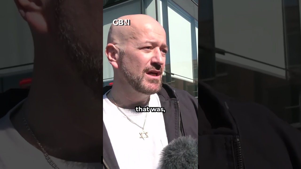 &laquo;Они НЕ антирасисты!&raquo; | Джош Хоуи присоединился к протестам у здания редакции The Guardian.