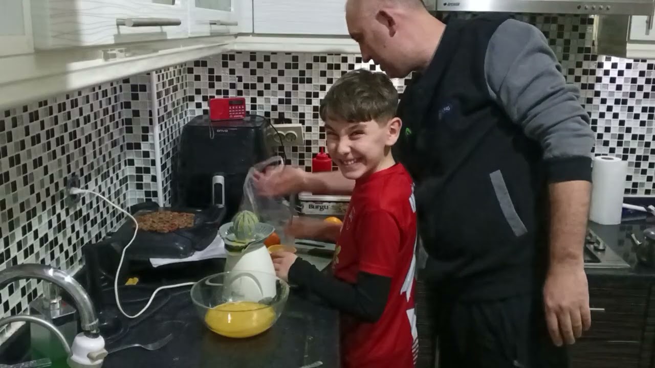 E. K ile birlikte evde portakal suyu sıkıyoruz bol c vitamini şifa olsun... Usta iş başında