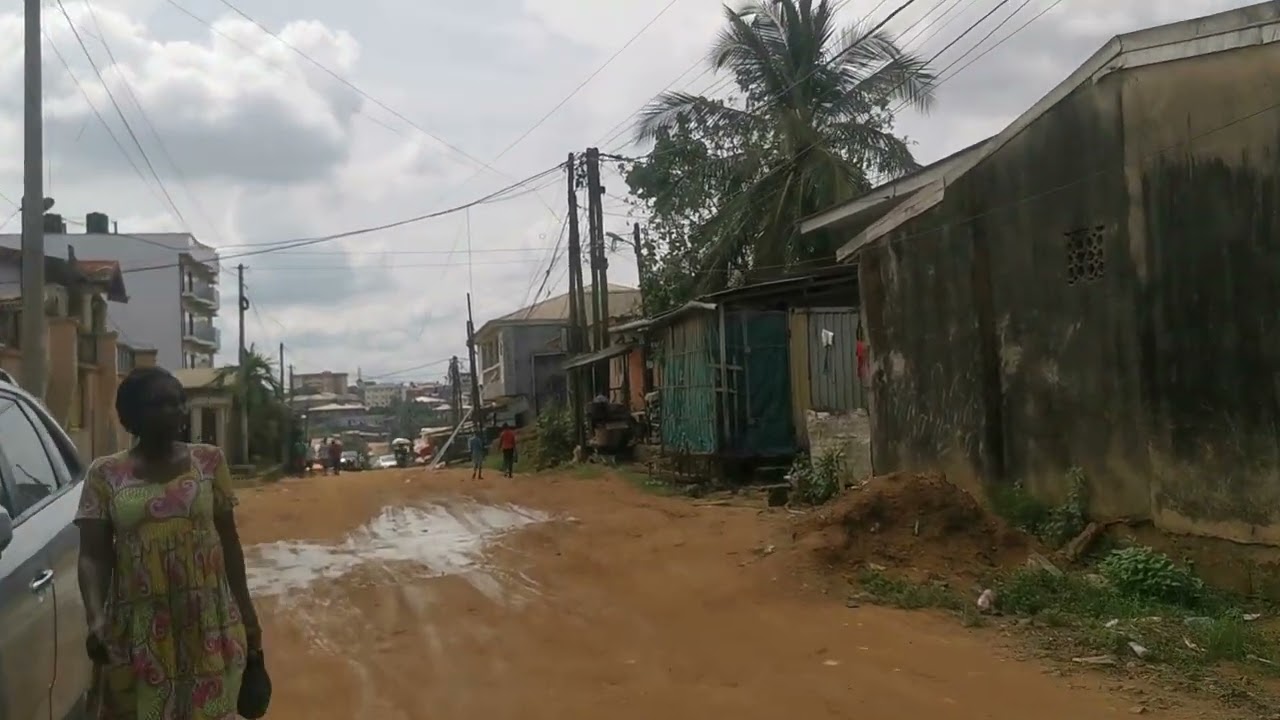 Douala-logpom...400m2 mutation totale..prix:90.000f/m2..possibilité de morceller en 02 lots de 200m2