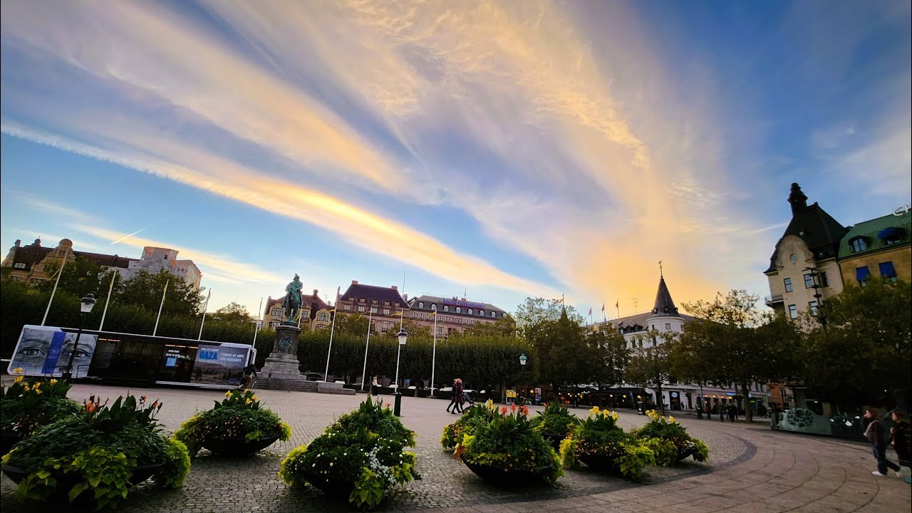 Malmö hiện ra tuyệt mỹ trong ánh hoàng hôn rực rỡ bầu trời : Khi ánh trăng nói hộ lòng em