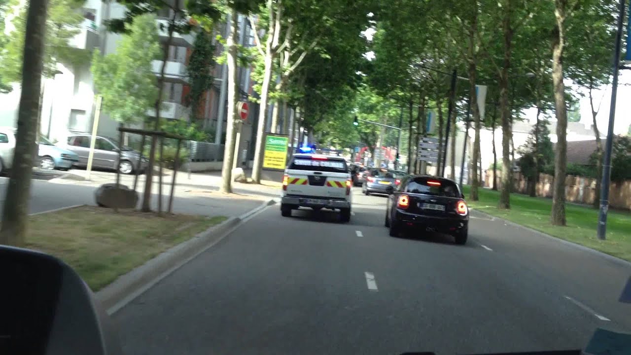 Ambulance ASSU en urgence dans les bouchons avec escorte VLM SMUR Colmar