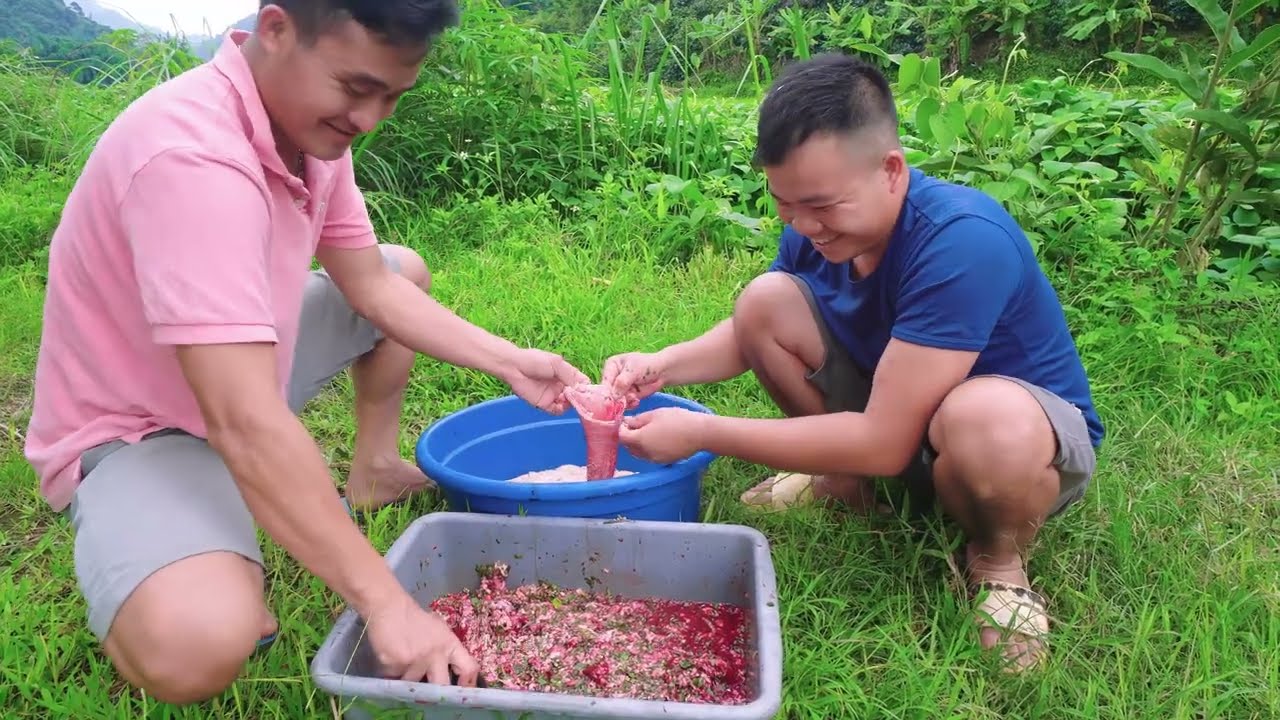 Dồi mỡ tiết canh quá ngon | Nhịp Sống Tây Bắc