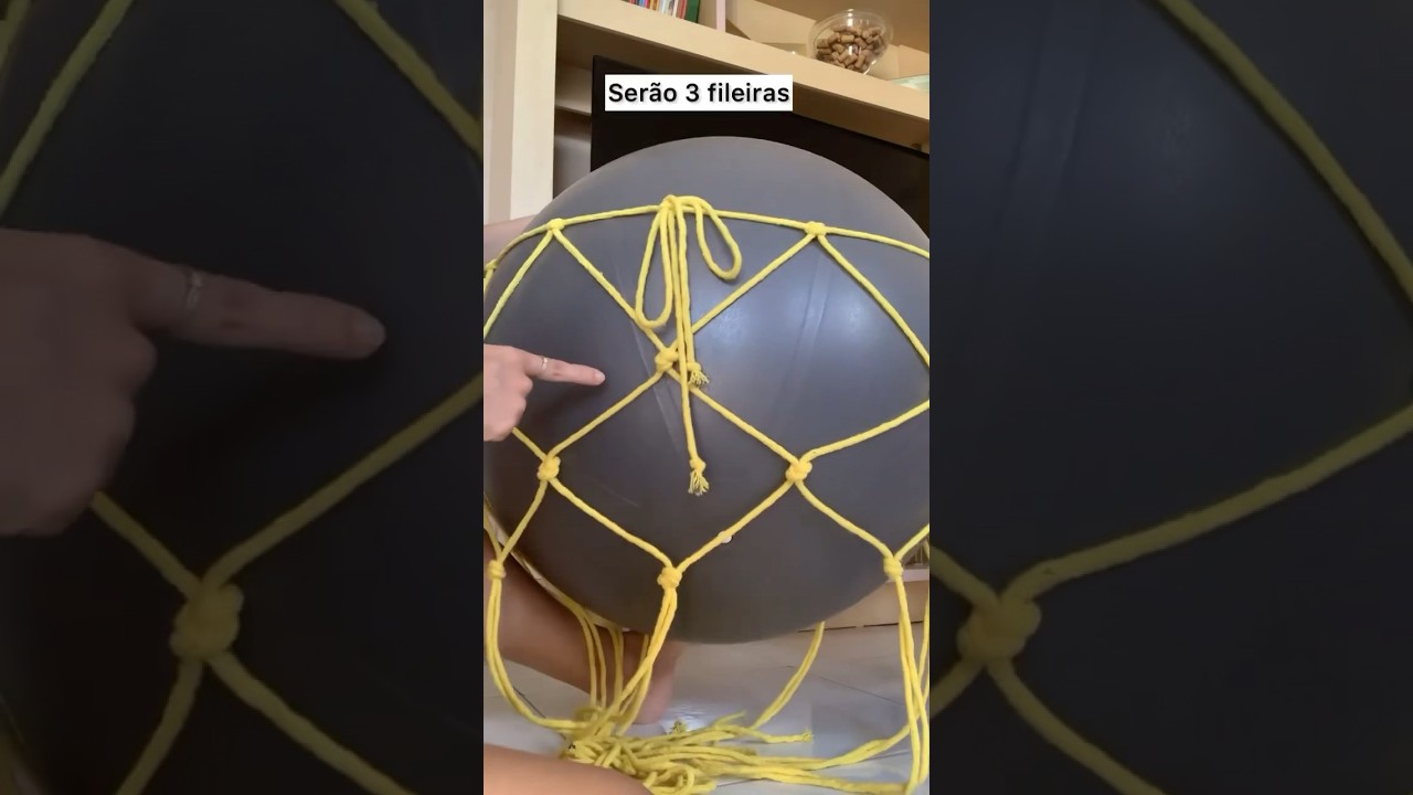 #netbag para guardar bola su&iacute;&ccedil;a ou de pilates. #diyideas #fitball #macrametutorial