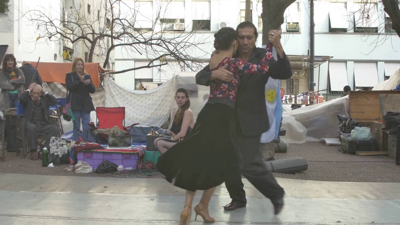 El indio Pedro Benavente y Yanina Meisinger Tango en Plaza dorrego