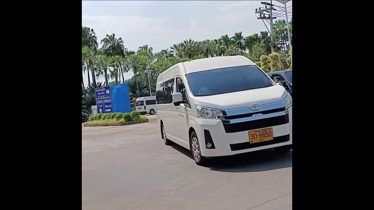 ชมต้นไม้ประดับสวยๆตัดแต่เป็นรูปทรงต่างๆ ทางเข้าสวนนงนุชพัทยา นาจอมเทียน สัตหีบ จังหวัดชลบุรี