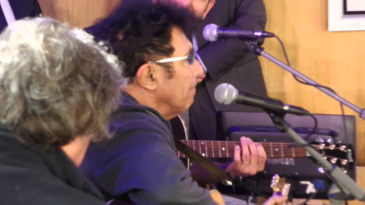 Bennato canta ‘Leopolda’ e imita Grillo davanti a Berlusconi