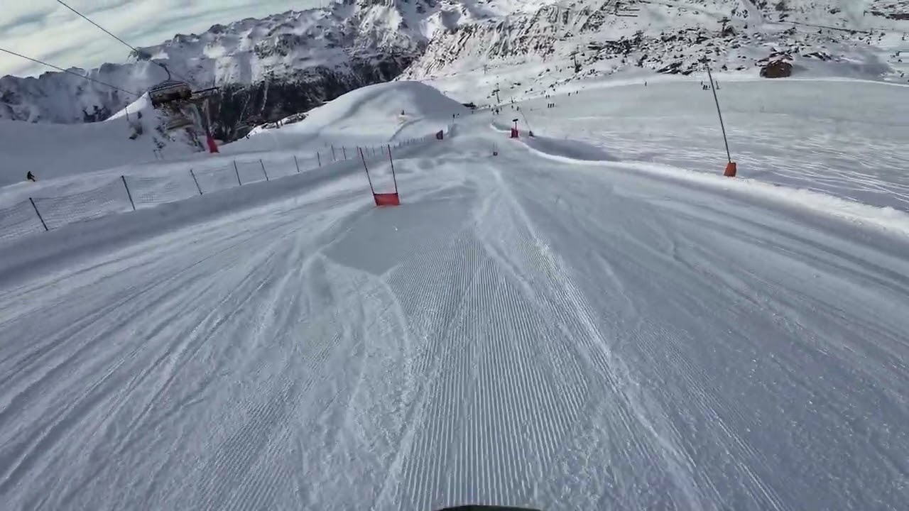 Ein Amateur fährt den Slalom in Ischgl mit dem Snowboard