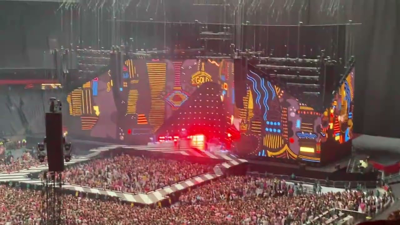 Harry Styles live in Amsterdam- daydreaming