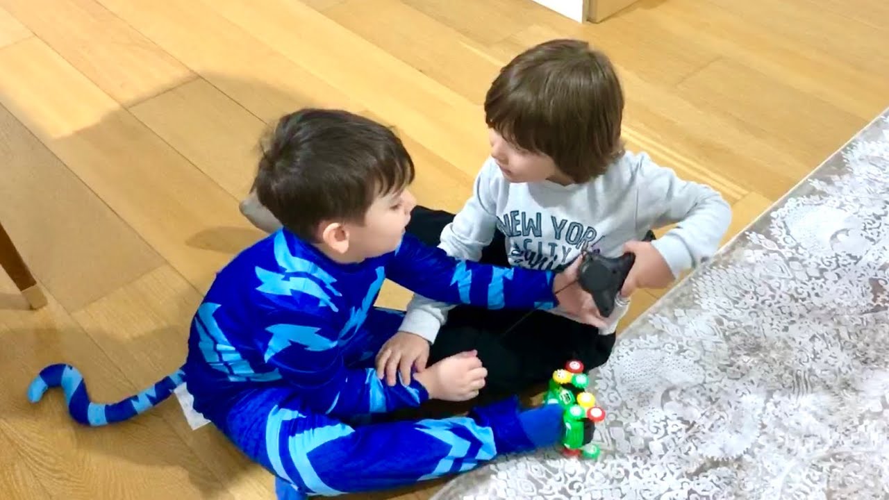 Yusuf ve Fatih Selim uzaktan kumandalı arabayı paylaşamadılar😰