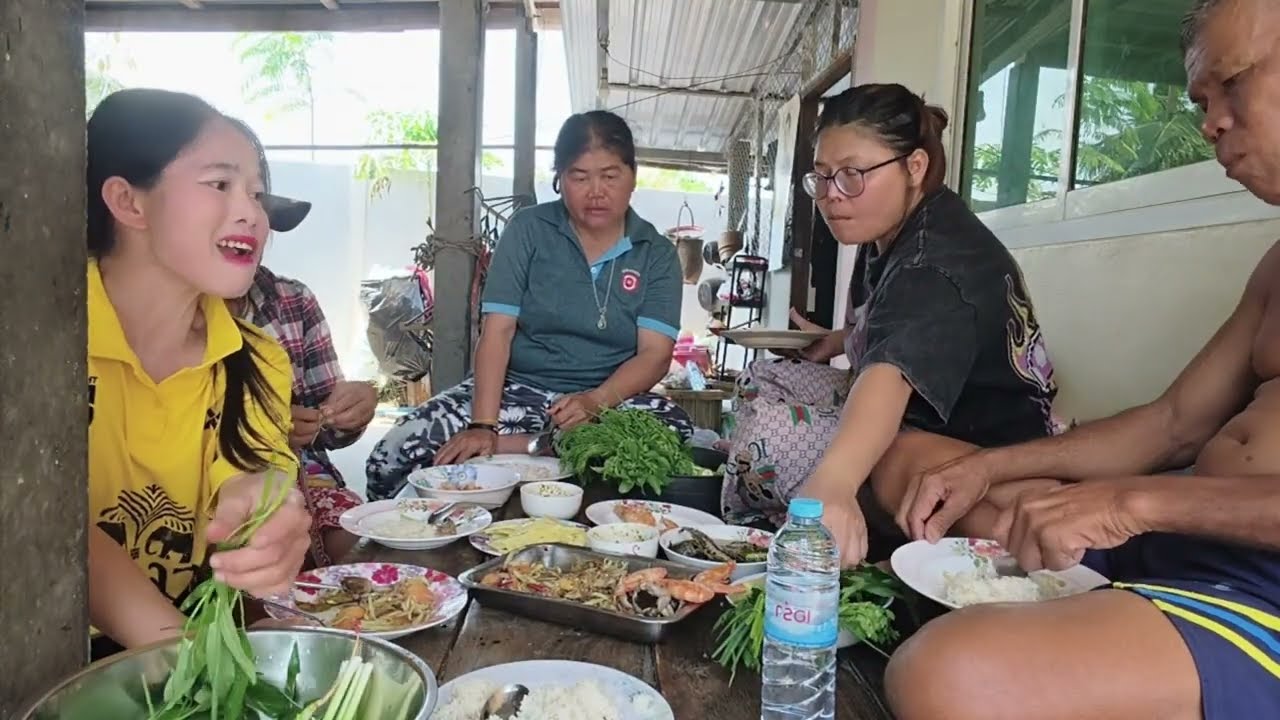 ตำบักหุ่งกินกับเห็ดผึ้งขมผักกะหลายคักแซ่บๆตุ้มโฮมจ้า🥰🥰