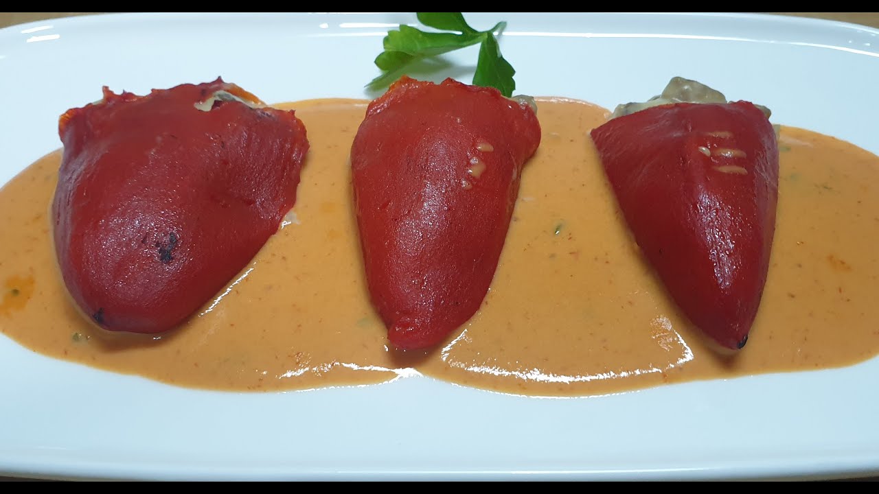 Pimientos rellenos de champiñones. Mushroom stuffed peppers
