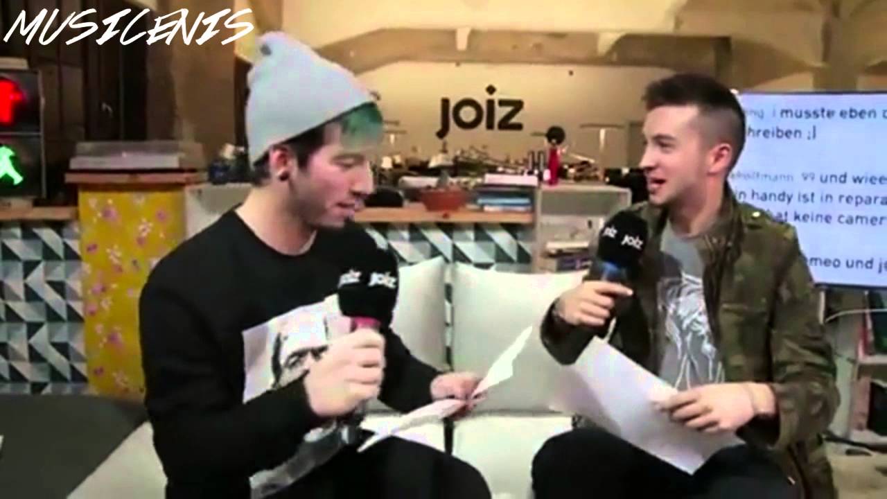 twenty one pilots Preforming Romeo and Juliet in German