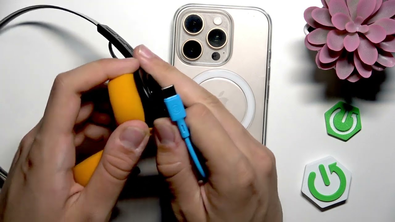 JLAB Rewind Retro 2 &ndash; How to Charge Headphones Using Your Phone