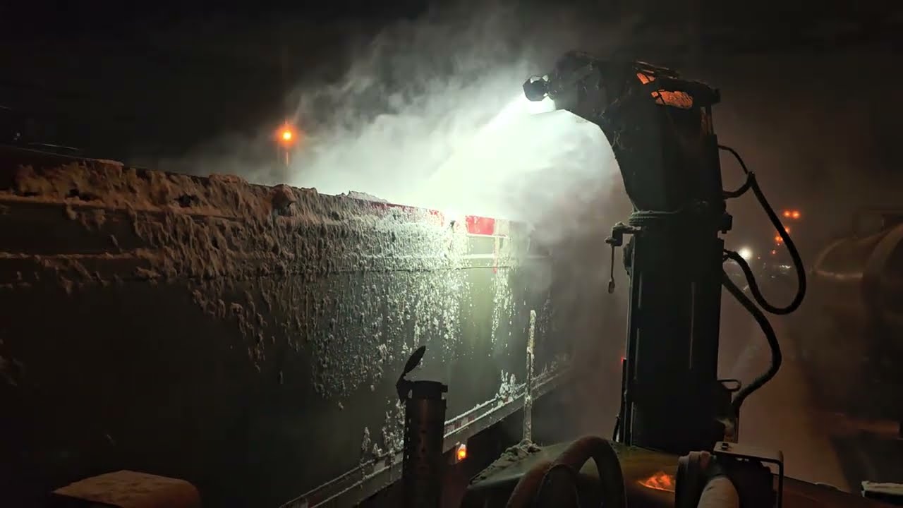 Souffleuse Larue en pleine action pendant une de nos opération déneigement.
