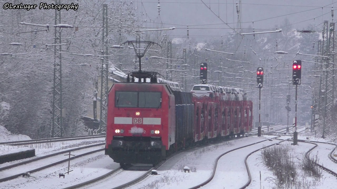 BR 152 kämpft sich mit einem Autozug durch den Schneesturm