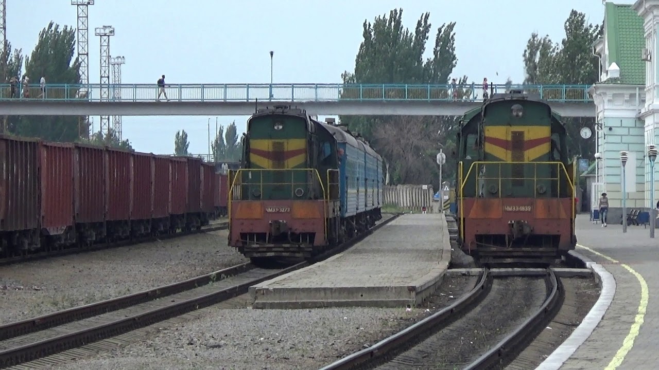 ЧМЭ3-3273 с пригородным поездом Бердянск - Запорожье-2 отправляется со ст.Бердянск