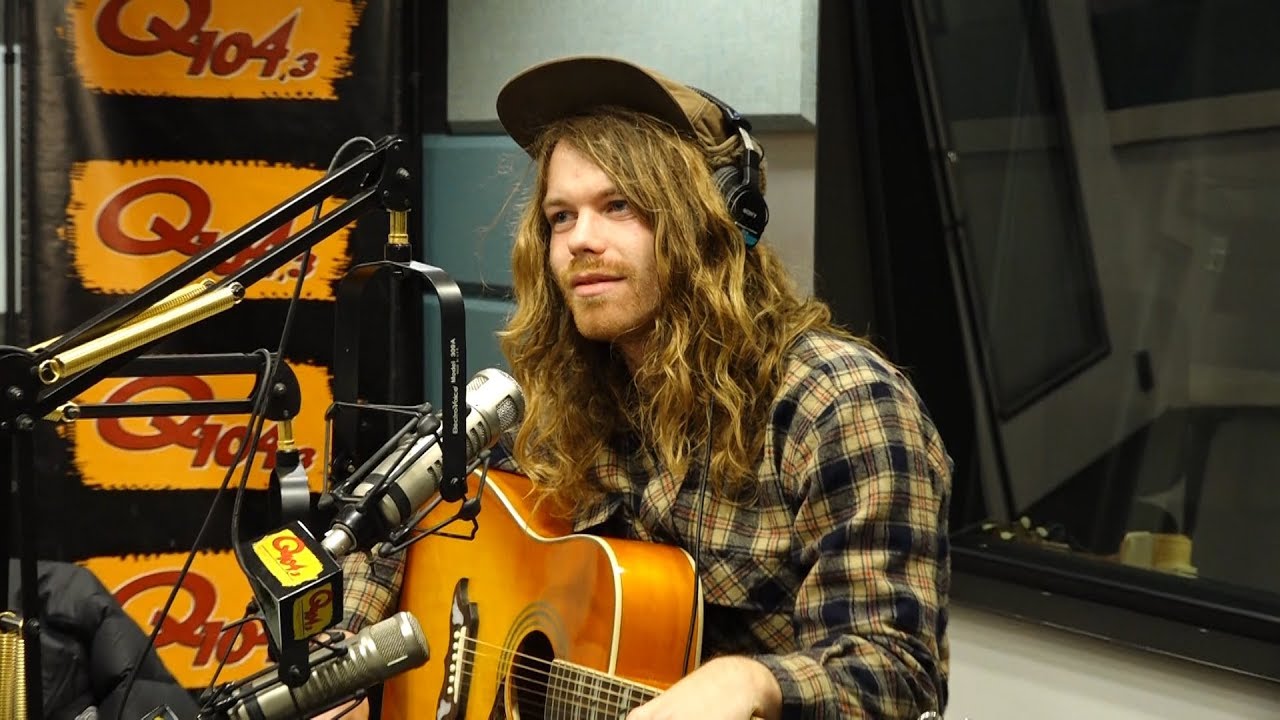 Welles Talks 'Red Trees and White Trashes,' Writing on Tour and Performs "Life Like Mine"