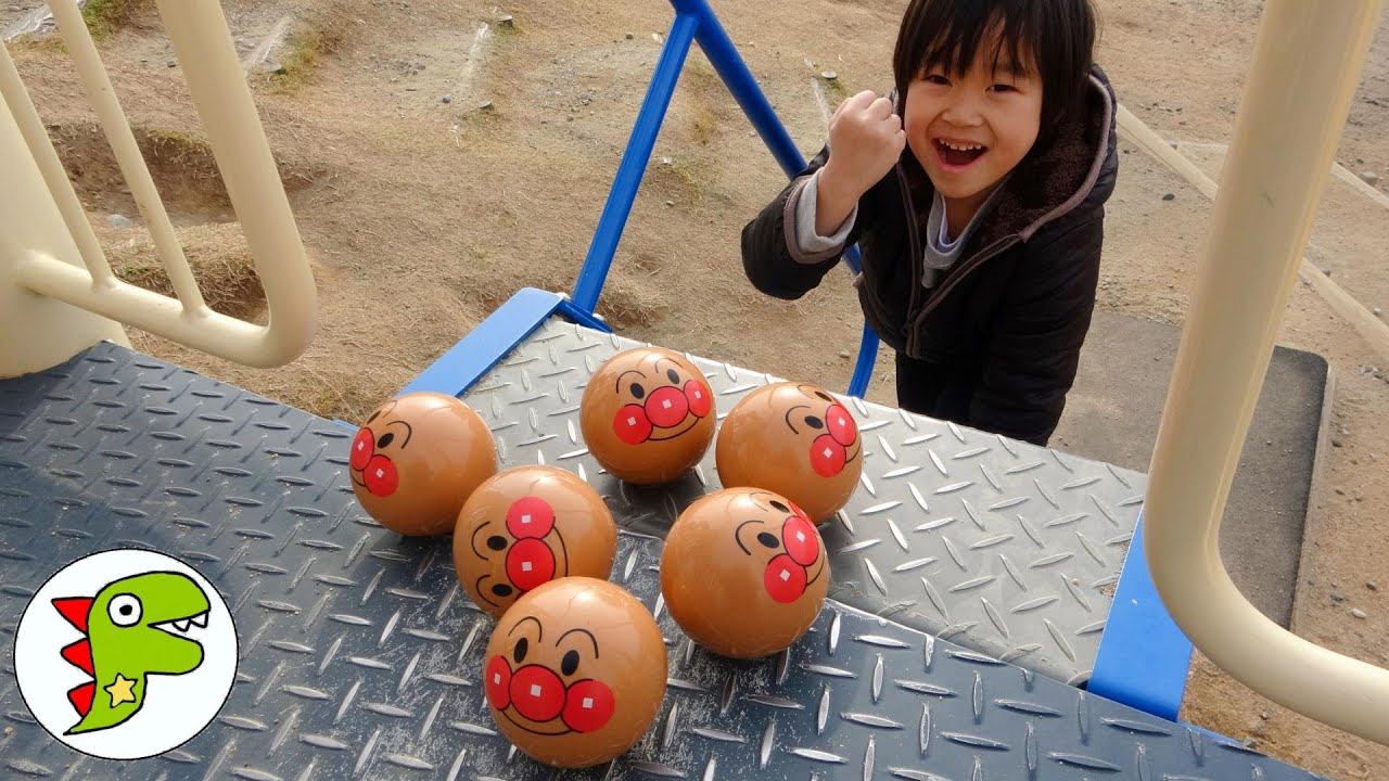 レオくんがこうえんのゆうぐであそぶよ！アンパンマンのカプセルをさがそう！ トイキッズ