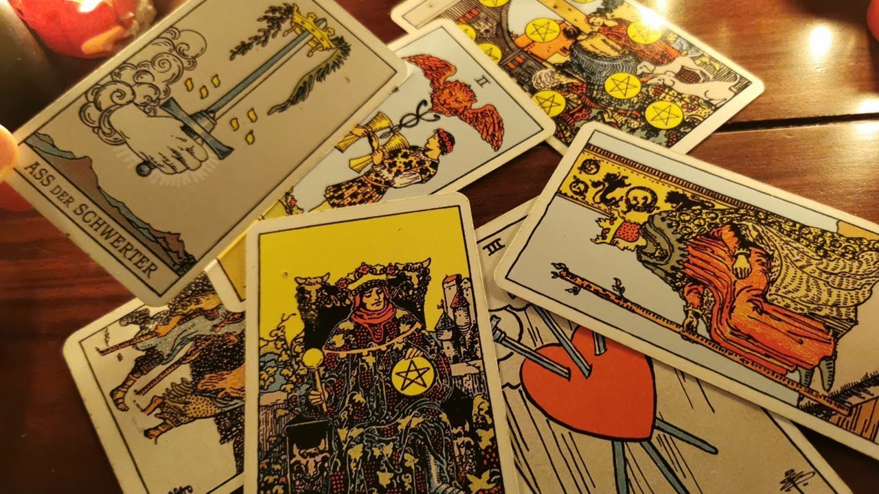 Jemand will wissen, was du gerade machst! | Tarot Liebe