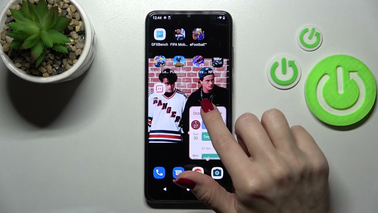 How to Add & Remove Home Screen Widgets on MOTOROLA Moto E22
