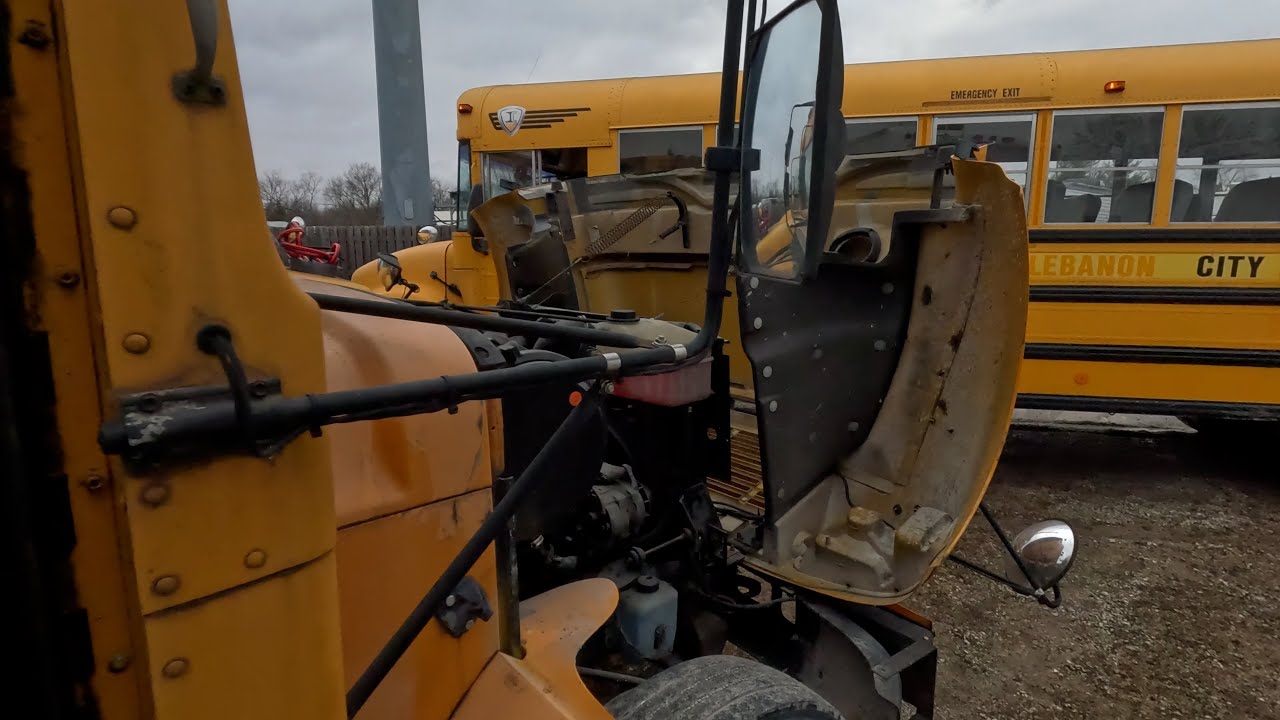 Jump Starting Bus 45 (1995 Wayne International 3800)