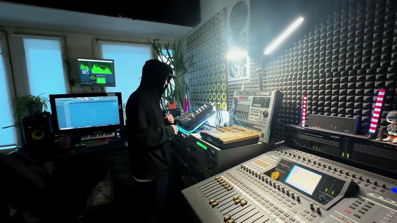 Evening session on akai s3000 and s900 yamaha 02r adat trackout in DAW. Mpc one like midi controller