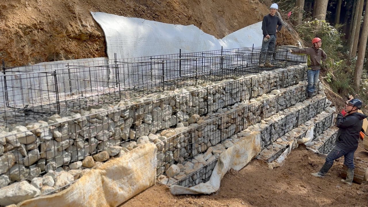 壊れにくい道つくり　かご枠編②  道の山側を強化