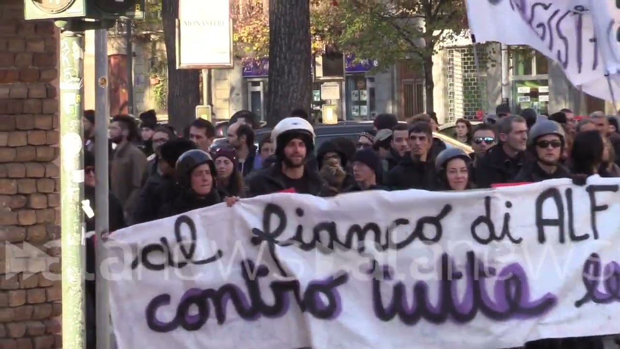 Torino, corteo degli anarchici dal Tribunale al centro per processo a Cospito