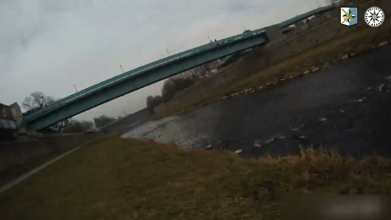 ZÁCHRANA TONOUCÍHO MUŽE Z ŘEKY OSTRAVICE V OSTRAVĚ