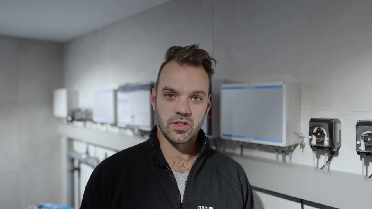 Hoe kan ik mijn zwembad handmatig stofzuigen?
