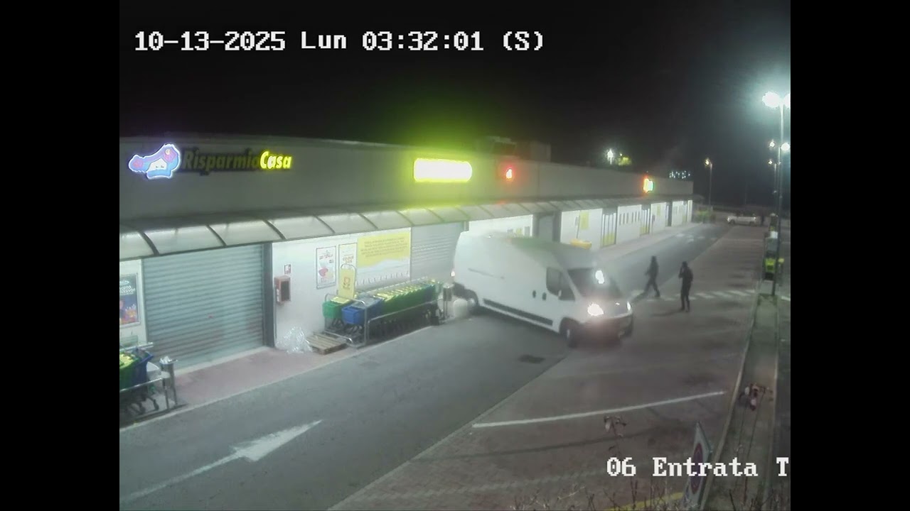 Colpo nella notte al Todis Infernetto: banda di ladri porta via la cassaforte con furgone ariete -1