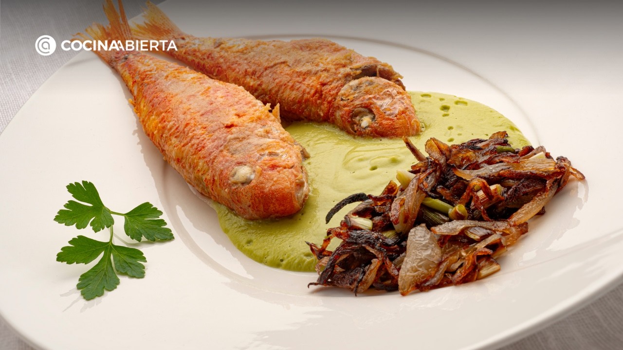 Salmonetes fritos con crema de guisantes | Receta de Karlos Arguiñano