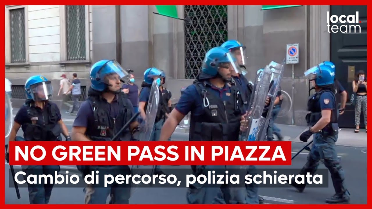 Milano, nuovo sabato di proteste No Green Pass: polizia schierata, manifestanti deviano dal percorso