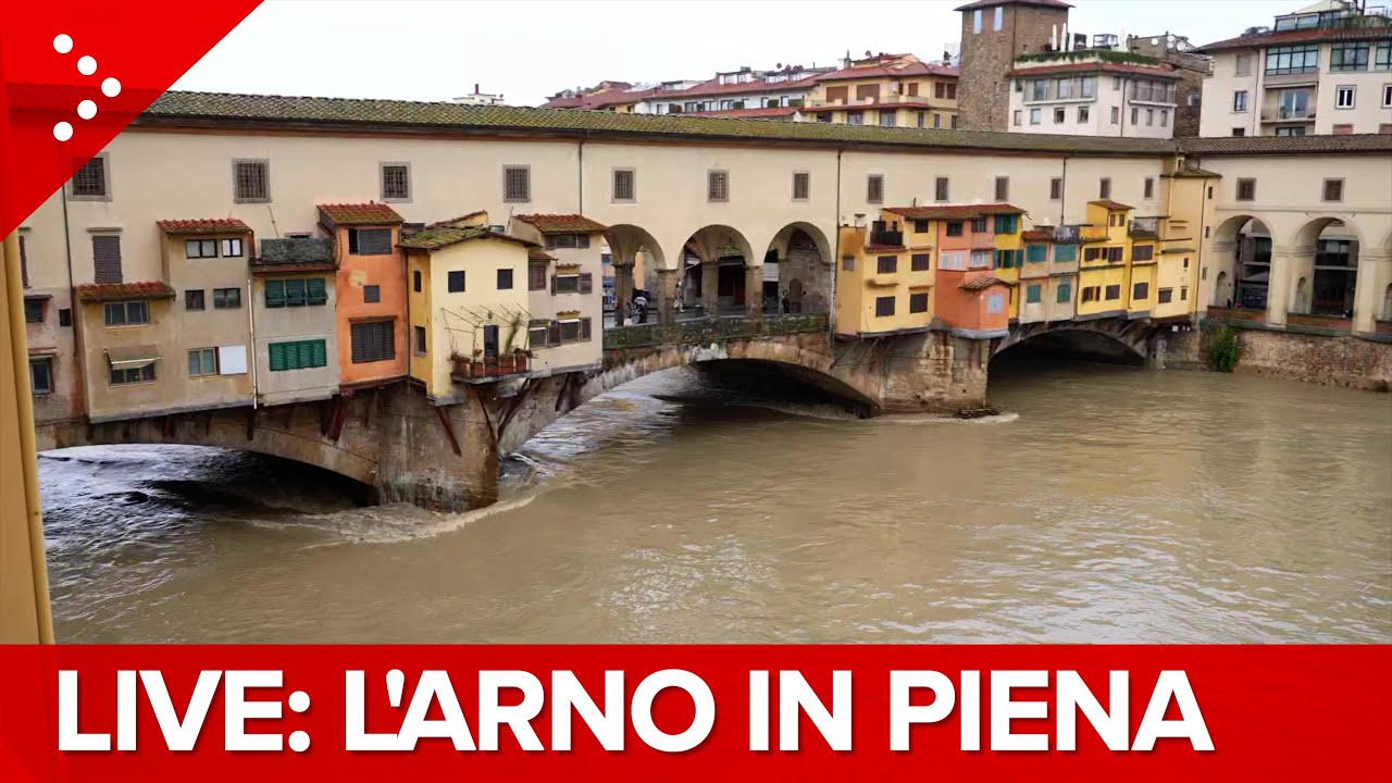 LIVE Firenze, le immagini in diretta dell'Arno dopo il passaggio della piena: diretta video