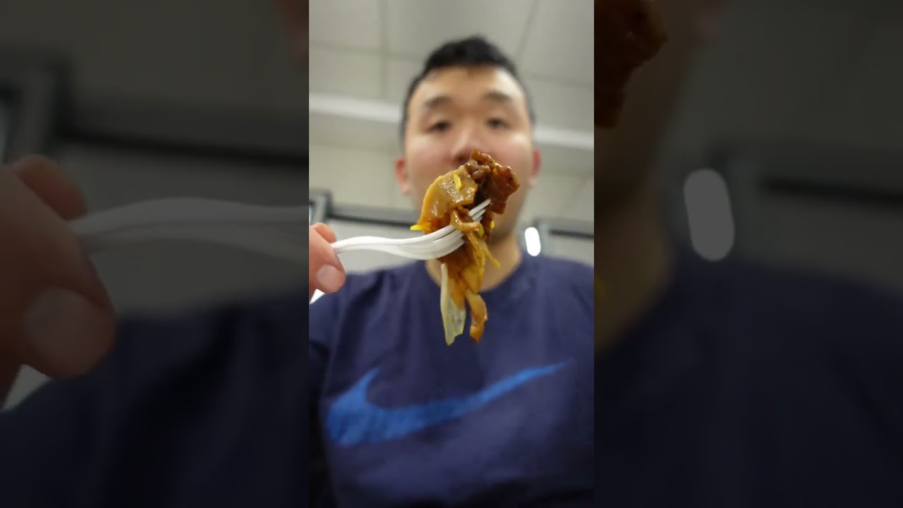 Пробую китайский стейк с перцем на вынос.