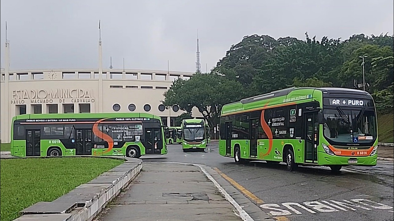 Saída dos ônibus após a entrega dos 110 ônibus novos