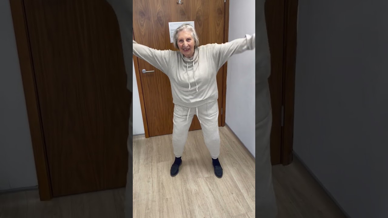 6 недель после тотальной замены тазобедренного сустава у прекрасной 82-летней женщины! Хирург: г-...