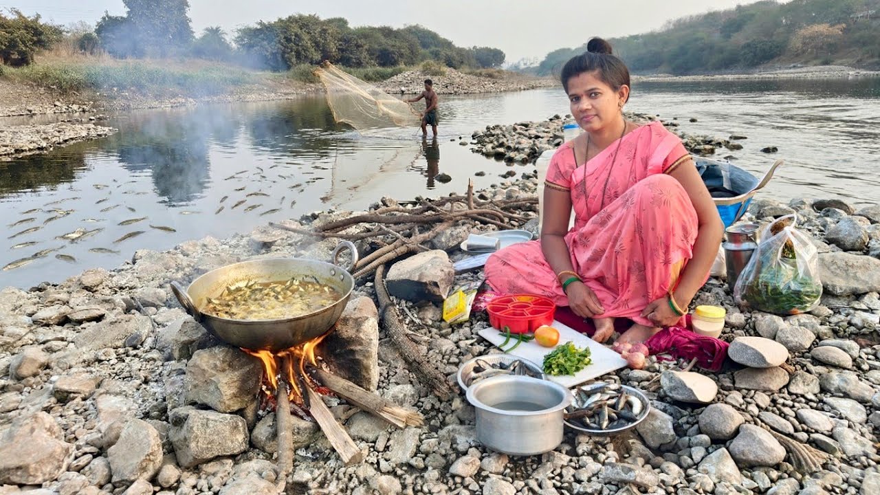 म्हश्यावरून आणलेल्या जाळ्यांमध्ये पकडले मासे आणि नदीच्या काठावर बनवले जेवण.😋 . Fishing and cooking.