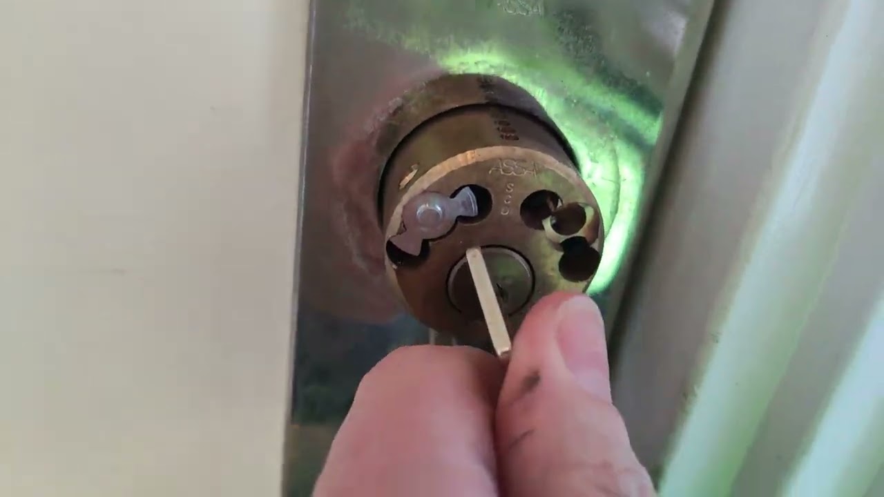Så tar du bort cylinderpropparna på ett gammalt ASSA lås (se även beskrivningen)