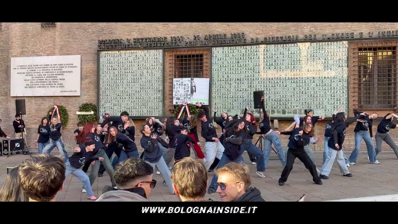 Flash mob dei ballerini e delle ballerine della Bernstein School of Musical Theater Bologna