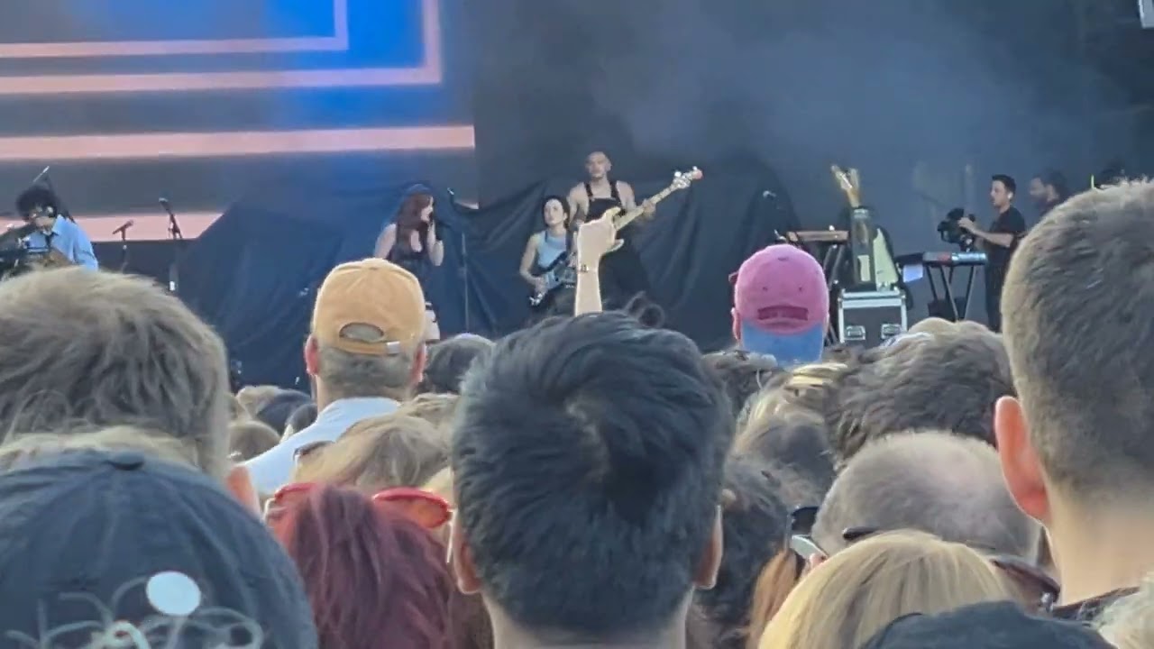 MUNA - Runner's High (live) @ Gunnersbury Park London, 20th August 2023