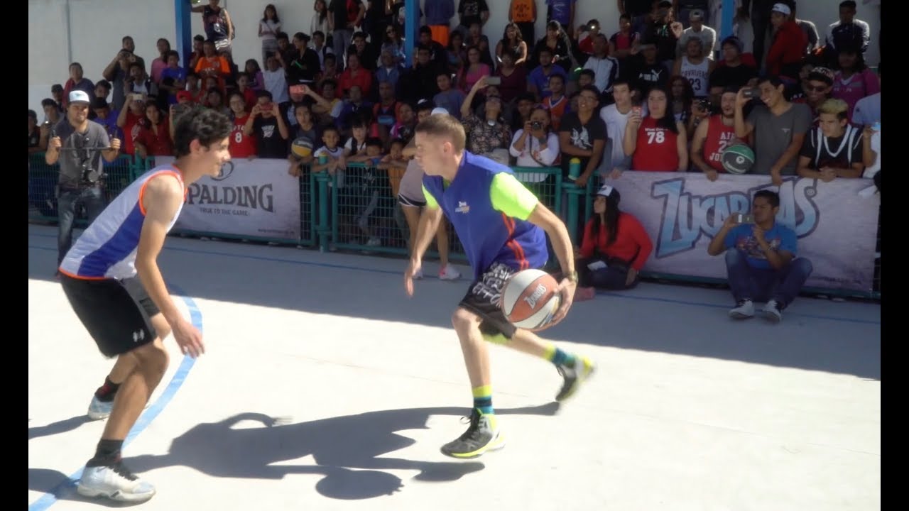 Professor hooping in Mexico City
