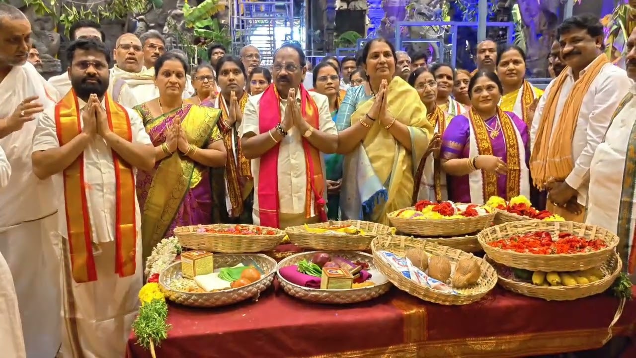 # విజయవాడ ఆలయం నుంచి పట్టు వస్త్రాలు సమర్పణ