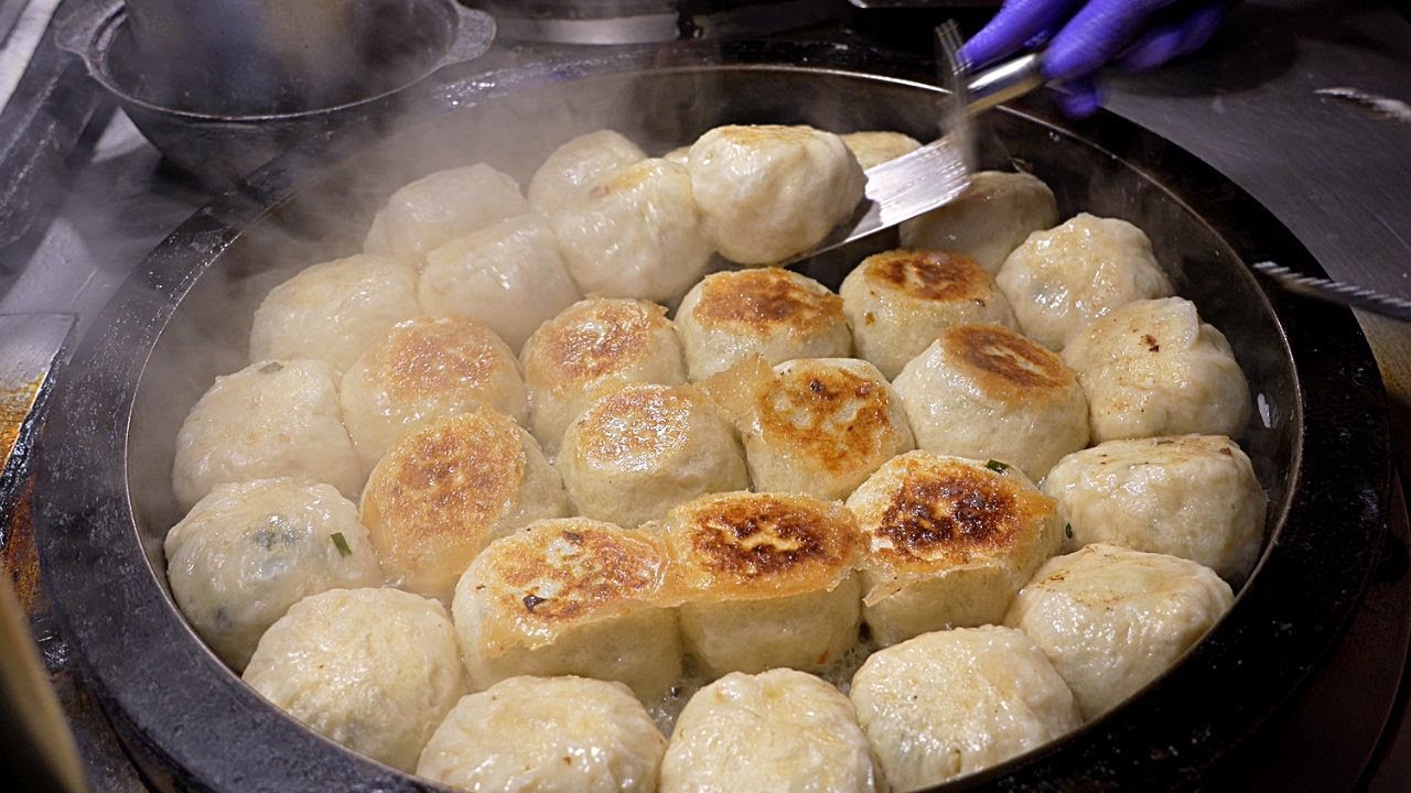 夜市銅板美食推薦，會讓你流水的水煎包 - 台灣街頭美食 - fried buns - Taiwanese streert food - 基隆廟口夜市